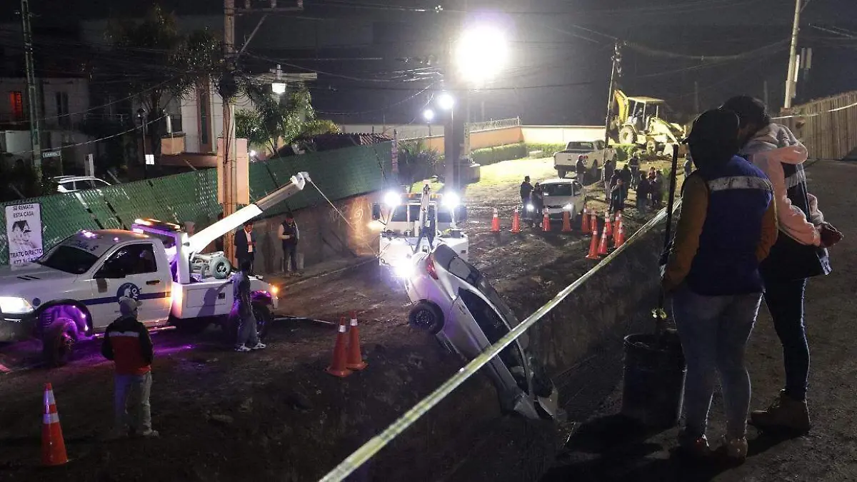 Mujer cae a desnivel en el Periferico